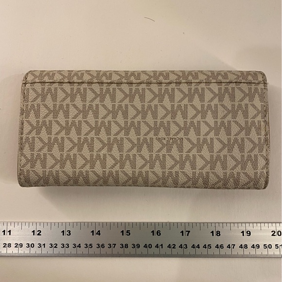 Michael Kors Jet Set Wallet - Picture 7 of 9